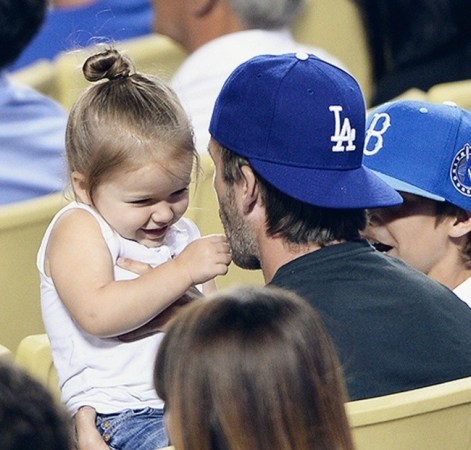 8月27日，贝克汉姆一家人来到洛杉矶道奇体育馆观看球赛。不过貌似贝克汉姆的公主们对球赛没啥兴趣，于是贝克汉姆变身奶爸，哄女儿开心，无心再看球赛。