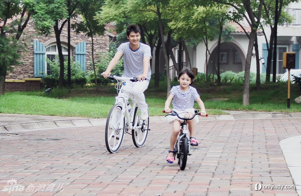 田亮和女儿穿亲子装合照曝光，父女在户外骑自行车，度过一段快乐的时光。