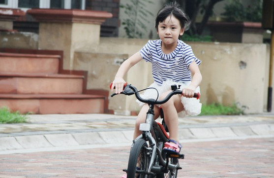 田亮和女儿穿亲子装合照曝光，父女在户外骑自行车，度过一段快乐的时光。