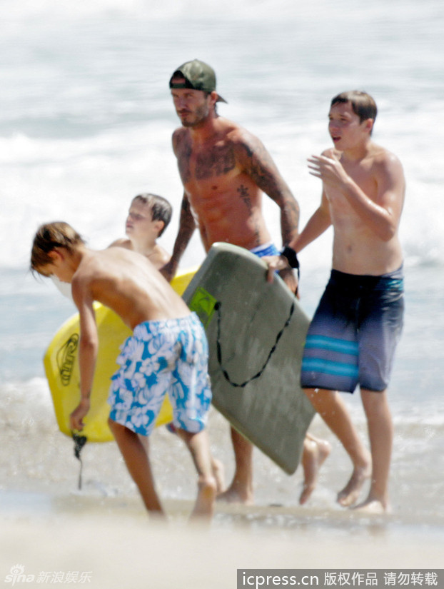 美国当地时间8月29日，小贝带着三个宝贝儿子到海边玩滑板冲浪。小贝忙的不可开交，帮儿子们拍照。大儿子已经逼近小贝耳边，转眼就这么大了。