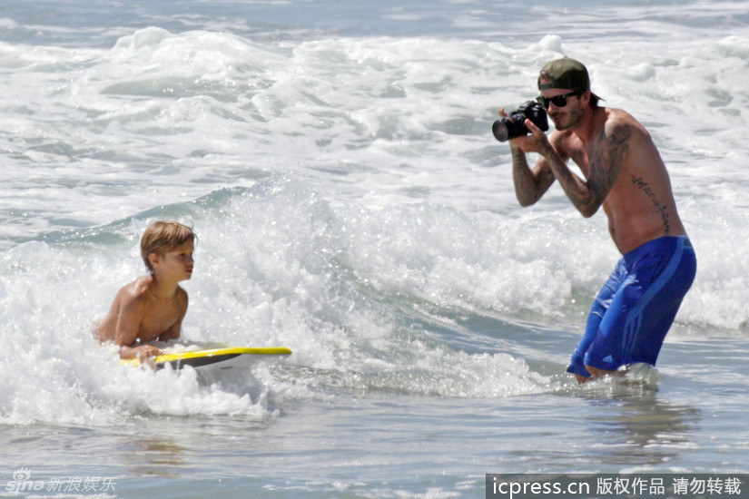 美国当地时间8月29日，小贝带着三个宝贝儿子到海边玩滑板冲浪。小贝忙的不可开交，帮儿子们拍照。大儿子已经逼近小贝耳边，转眼就这么大了。