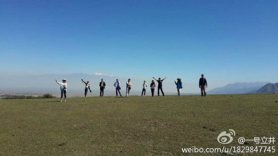 9月2日，李亚鹏在微博上晒出童年老照片，以及和老同学重游故乡乌鲁木齐的照片，并感慨称：“旅行有很多，故乡行有不同，它是游子回到母体的补充能量之旅，尤其是这次。感谢相识三十年的同学们，带着你们和故土给予的力量，再次出发。”