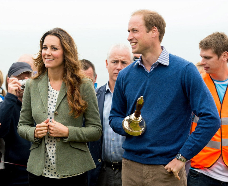 英国当地时间8月30日，凯特王妃和威廉王子一同出席公众活动，这也是凯特产后首次出席公众活动。凯特当天身穿紧身裤，可见王室辣妈快速瘦身成功。