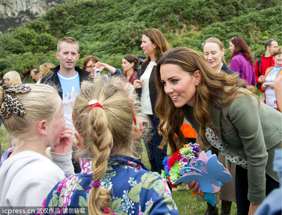 英国当地时间8月30日，凯特王妃和威廉王子一同出席公众活动，这也是凯特产后首次出席公众活动。凯特当天身穿紧身裤，可见王室辣妈快速瘦身成功。