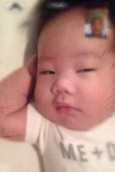 7月初陈小春喜当爸，不吝啬的他时常在微博上公布儿子的照片。9月3日，陈小春又在微博晒出儿子的正面照，小可爱眼睛微微张开，似昏昏欲睡。