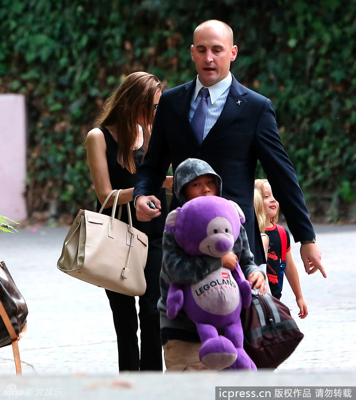 美国当地时间2013年9月2日，安吉丽娜-朱莉(Angelina Jolie)带着双胞胎女儿上街，工作生活两不误，是个称职的妈妈。