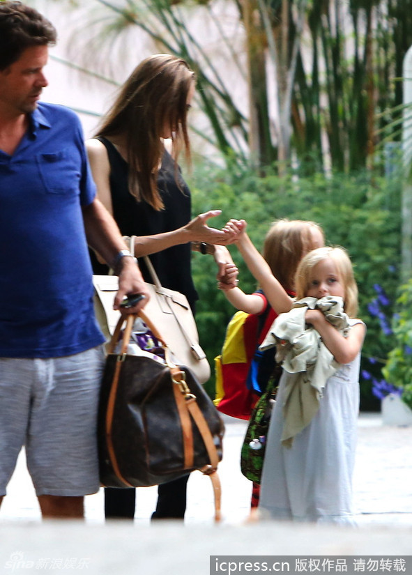美国当地时间2013年9月2日，安吉丽娜-朱莉(Angelina Jolie)带着双胞胎女儿上街，工作生活两不误，是个称职的妈妈。