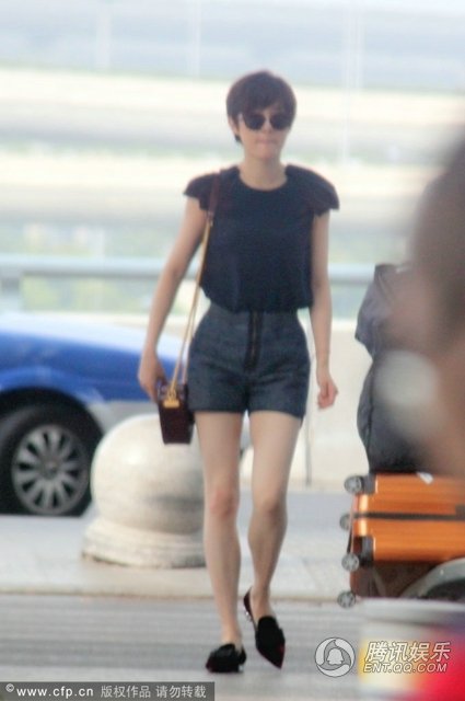 在北京宣传新戏的孙俪，昨天穿热裤机场，露出超白大腿，这位辣妈跟戏中的“辣妈”遥相呼应啊。