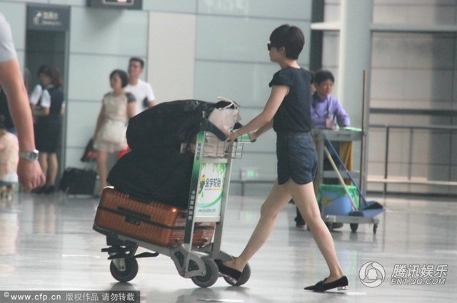 在北京宣传新戏的孙俪，昨天穿热裤机场，露出超白大腿，这位辣妈跟戏中的“辣妈”遥相呼应啊。