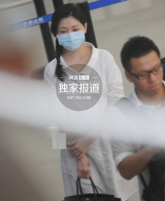 9月5日，记者在上海机场遇见了久未露面大S，大S身穿宽松衬衫，带着口罩，在宽松衬衫的印衬下大S的小腹似乎微微凸起，像是怀孕 了。大S一路打着电话走进机场直奔头等舱办票柜台，等大S签字后拿着登机牌开始往海关入口走。