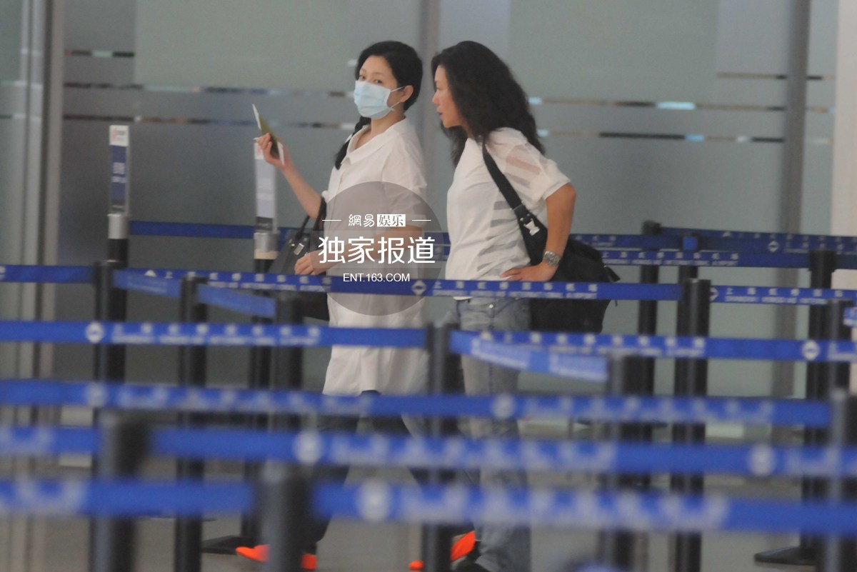 9月5日，记者在上海机场遇见了久未露面大S，大S身穿宽松衬衫，带着口罩，在宽松衬衫的印衬下大S的小腹似乎微微凸起，像是怀孕 了。大S一路打着电话走进机场直奔头等舱办票柜台，等大S签字后拿着登机牌开始往海关入口走。