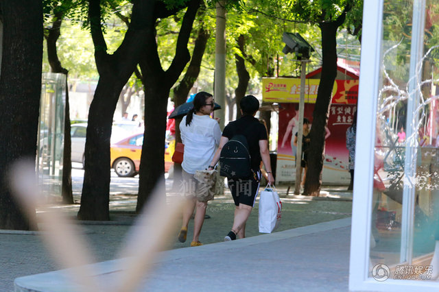 “万人迷”陈好嫁给富豪老公刘海峰后，2011年5月生下一女儿，现在女儿已经有2岁多了。陈好心情不错，带着女儿逛街，不过陈好的身材却因为发福大变样了，甚至被指怀有二胎。