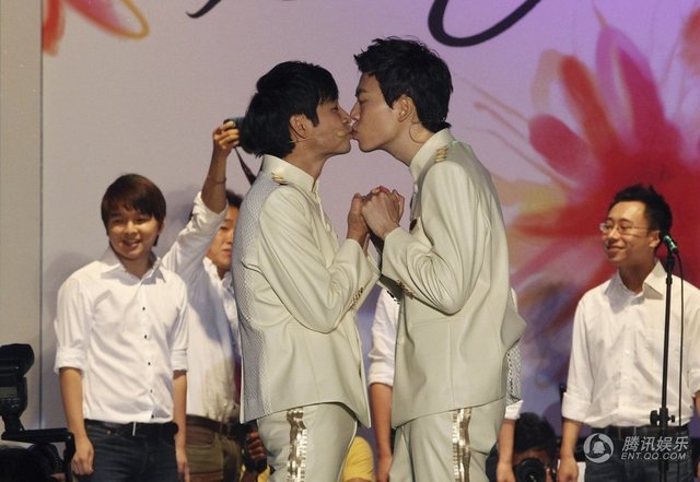 48岁韩国知名导演金赵光秀，昨天晚上与同性小男友金承焕大婚，这也是韩国首场同性婚礼。婚礼上，两人穿婚纱热吻，在场众人欢呼表示支持。