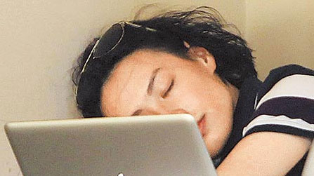 据台湾“苹果日报”报道，梁洛施日前赶赴台湾，宣布复出并拍摄张艾嘉新片。梁洛施素颜看剧本，没过多久就累了，趴在桌上打瞌睡，豪门光环早已褪尽。