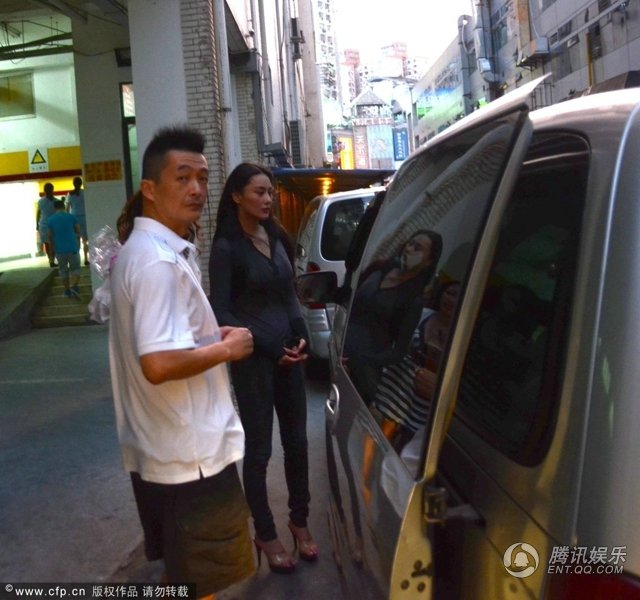 日前，李晨和张馨予被曝8月底分手。早前张馨予出现某活动，亮相停车场，虽有专人伺候，张馨予心情差的面无表情。