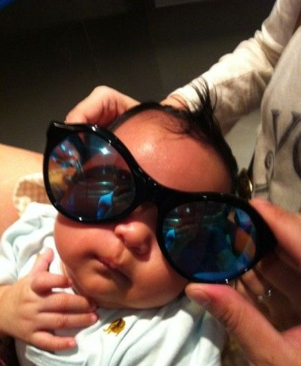 2013年7月15日，姚晨生下一儿子，小名为“小土豆”。9月13日，姚晨在微博晒出了一张“小土豆”的正面照片，肥嘟嘟的脸上带着一副墨镜，梳着时髦的“莫西干”头，变身眼睛侠。姚晨也称自己有个“超级眼镜侠宝宝。”