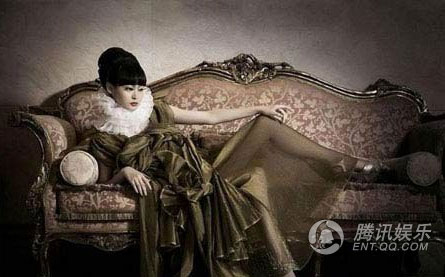 知名博主“北京冬雨”曝光了王刚28岁女儿王婷婷的写真照，低胸写真，性感惊艳。王刚儿女双全羡煞旁人。