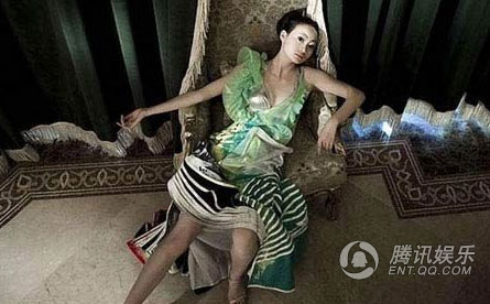 知名博主“北京冬雨”曝光了王刚28岁女儿王婷婷的写真照，低胸写真，性感惊艳。王刚儿女双全羡煞旁人。