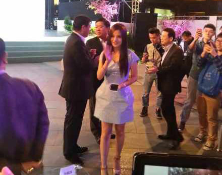 9月23日，赵薇现身某活动现场。当晚，赵薇身穿看起来比较廉价的连衣裙，烈焰红唇，不过身材还是有点胖。