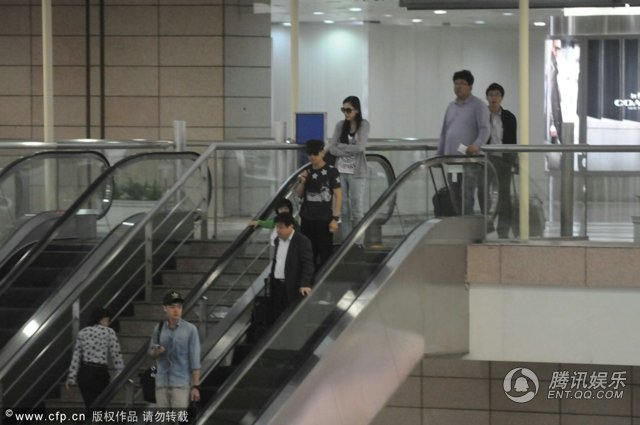 日前，林志颖一家三口现场上海浦东机场。刚走出机场，林志颖就发现有记者在，马上示意老婆陈若仪，之后夫妻二人严严实实的遮挡小小志。面对镜头，小小志还是有点羞涩。