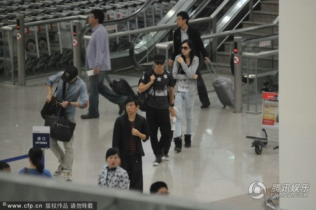 日前，林志颖一家三口现场上海浦东机场。刚走出机场，林志颖就发现有记者在，马上示意老婆陈若仪，之后夫妻二人严严实实的遮挡小小志。面对镜头，小小志还是有点羞涩。