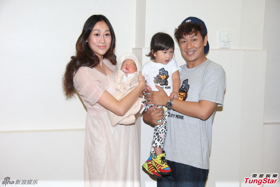 9月26日，陈浩民一家四口公开亮相。爱妻抱着刚出生的儿子，陈浩民手抱女儿，育有一儿一女的陈浩民心情靓，更令人羡慕。