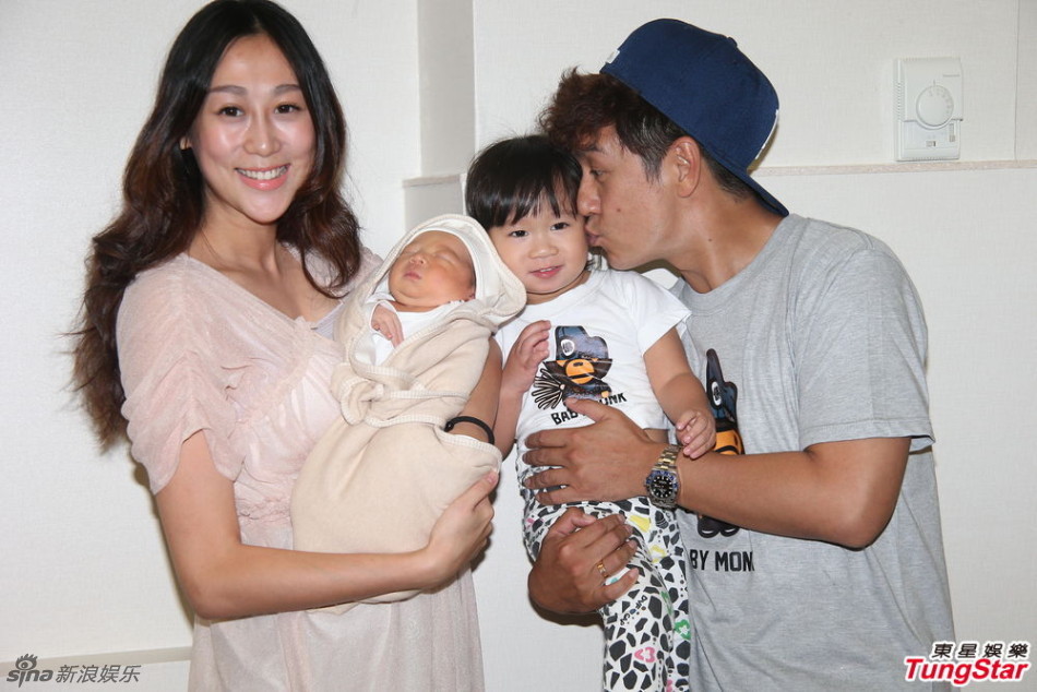 9月26日，陈浩民一家四口公开亮相。爱妻抱着刚出生的儿子，陈浩民手抱女儿，育有一儿一女的陈浩民心情靓，更令人羡慕。