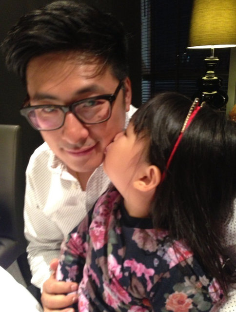 日前，李湘在微博里晒出几张老公王岳伦和女儿的照片。李湘女儿在爸爸怀里撒娇，小姑娘长发飘飘，一双美丽的大眼睛，萌趣可爱。这一家子，幸福的让人嫉妒了。