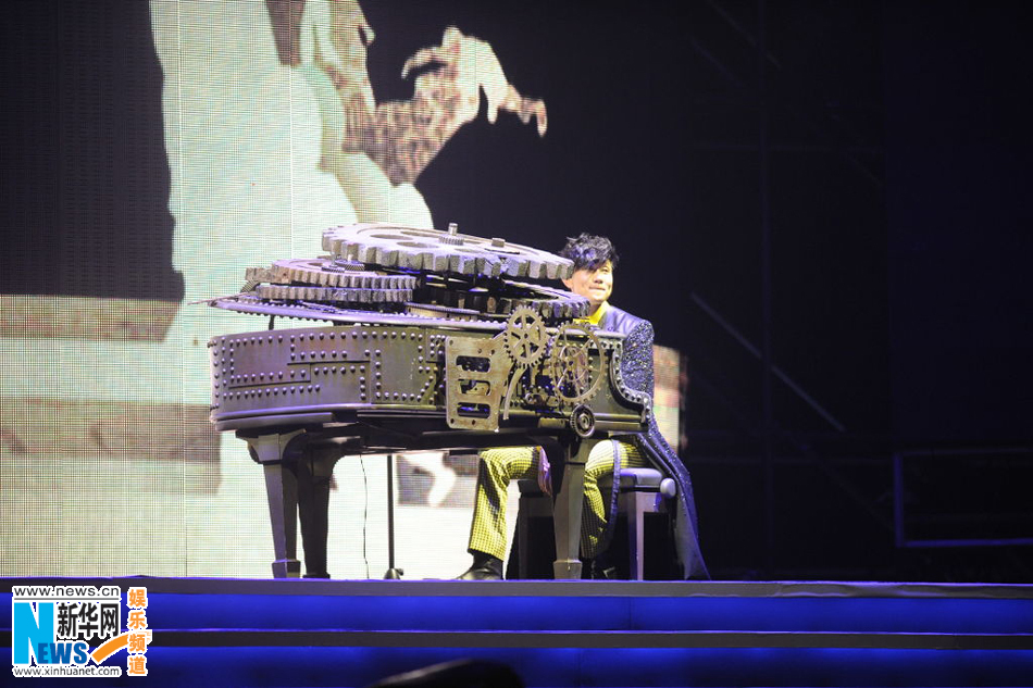 9月28日，林俊杰“时线世界巡回演唱会”北京站开唱。现场，林俊杰不仅唱了经典好歌，还大秀人鱼线。作为好兄弟的文章，捧场是少不了的。文章手捧鲜花上台，并献上“同性之吻”，high翻全场。