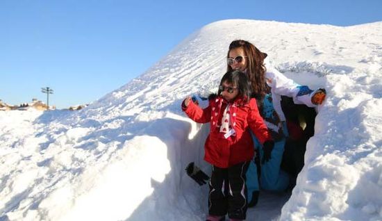 1月4日，赵薇再次赶往长白山滑雪，还自曝照片。据长白山某个度假村的官方微博显示，赵薇这次是同老公同女儿一齐去长白山滑雪，而且有全家福被曝光，十分幸福。戴着墨镜的小四月，很可爱。