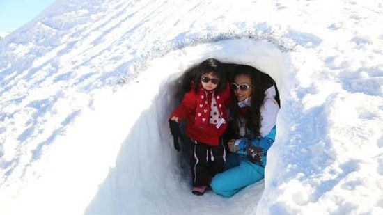 1月4日，赵薇再次赶往长白山滑雪，还自曝照片。据长白山某个度假村的官方微博显示，赵薇这次是同老公同女儿一齐去长白山滑雪，而且有全家福被曝光，十分幸福。戴着墨镜的小四月，很可爱。