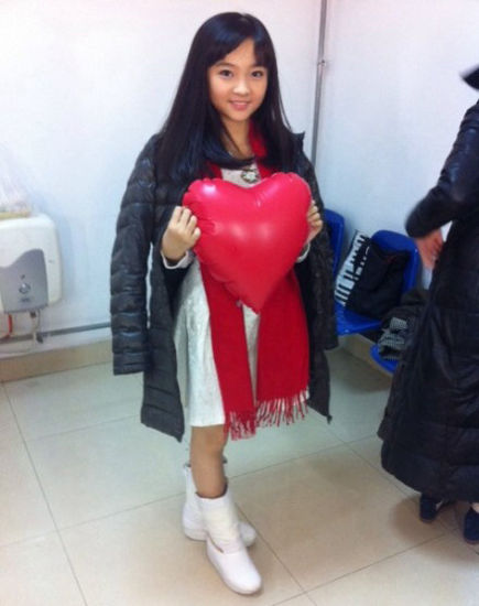 近日，旅游卫视春晚在北京低调开录，主打最美年夜饭。已经14岁的林妙可，穿着蕾丝红裙子现身。从容貌上看，其已经长变了，少了天真多了成熟。