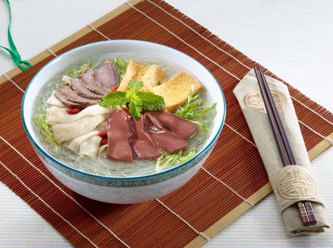 南京小吃推荐：鸭血粉丝汤、梅花糕和盐水鸭