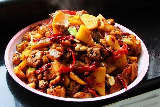 新疆特色美食：新疆大盘鸡