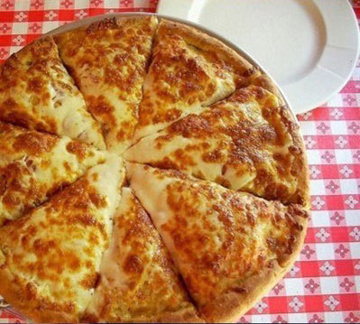 披萨，是意大利食品，但是其实让中国人熟悉起来的是美国的快餐连锁。披萨，让很多人为之着迷，那浓郁的芝士，还有酥脆的饼底，简直能瞬间满足你的食欲。