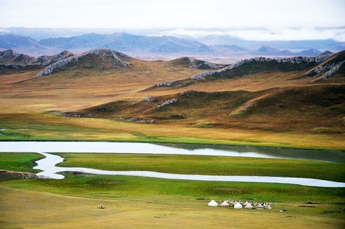 巴音布鲁克 九曲十八弯 位于：新疆巴音郭楞蒙古自治州和静县西北天山南麓