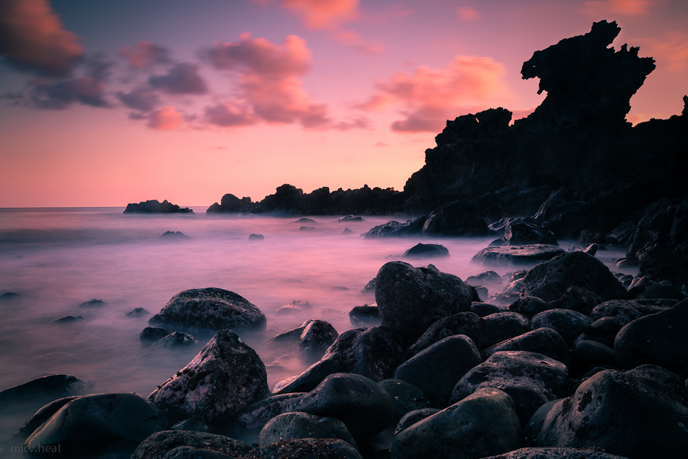 清早到海边拍的龙头岩，天然形成的。