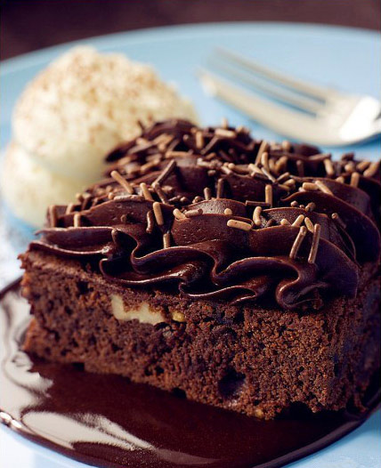这么美丽的巧克力蛋糕，谁见了不会被它深深的吸引到呢，一层一层的巧克力铺在蛋糕上面，酥酥的，脆脆的，甜甜的，一层一层甜入你的心房。