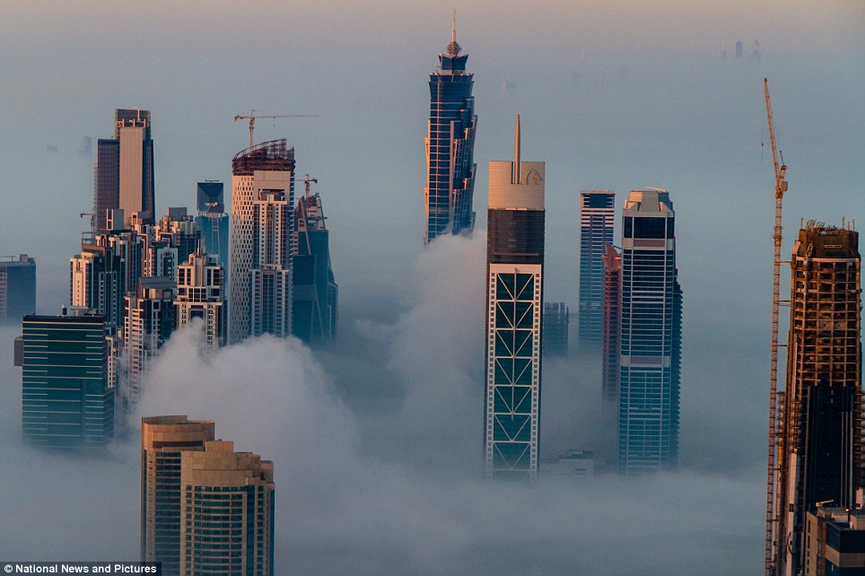 日前，阿联酋迪拜遭遇一场浓雾侵袭，使得该城市被掩埋，仅有摩天大楼的顶端露出，而其中全世界第一高楼——迪拜哈利法塔似耸立云霄，显得格外高大。