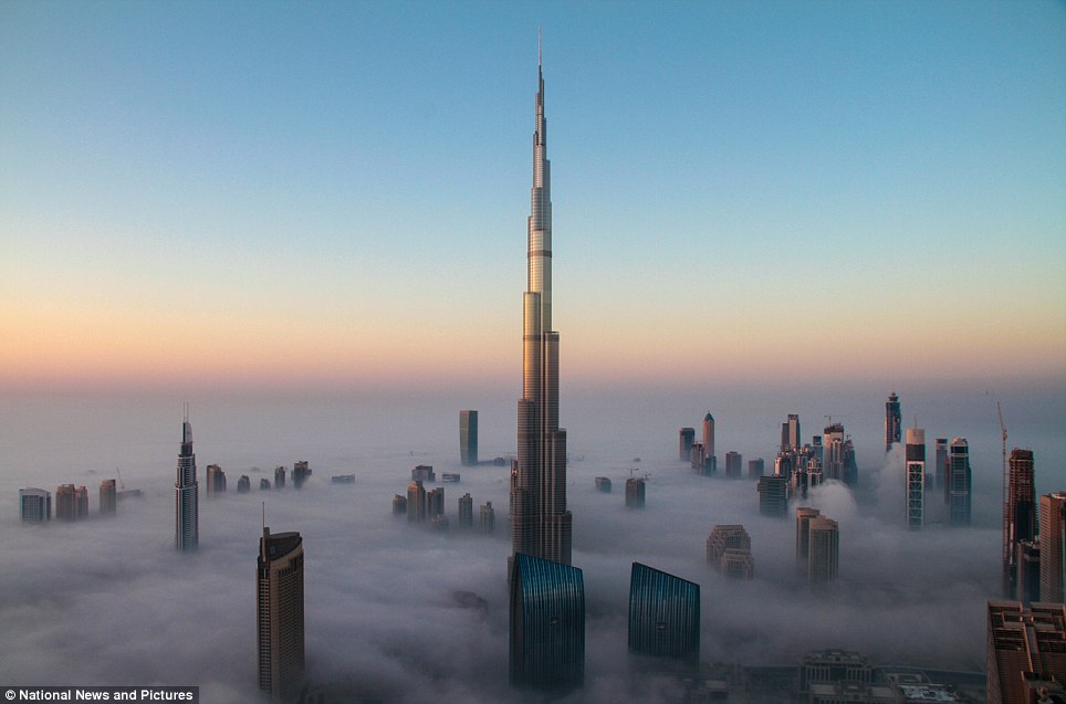 日前，阿联酋迪拜遭遇一场浓雾侵袭，使得该城市被掩埋，仅有摩天大楼的顶端露出，而其中全世界第一高楼——迪拜哈利法塔似耸立云霄，显得格外高大。