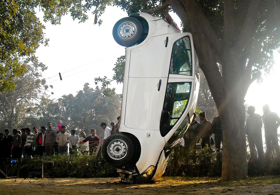 印度司机上演“疯狂停车” 车身倒立靠大树 印度北部一名司机2011年圣诞节当天上演“疯狂停车”，只见他将汽车“开过了头”，使得车头抵地，车尾倚树，整个车身直直地卡在大树和地面之间。报道指，如此高难度的倒立停车，让人觉得司机像是要用尽“全车力气”撼动这棵大树。据悉，这名司机当时在高速行驶，遇到紧急情况，为避险而上演了这出惊险的“倒立停车”。虽然场面惊险，但司机只受了轻伤，无辜被当停车位用的大树也“无大碍”。
