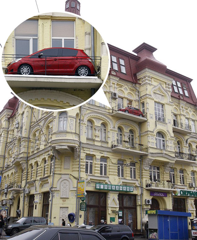 乌克兰车主秀车技 将汽车停在三楼阳台上 2012年10月，乌克兰首都基辅的一名车主将一辆小型汽车停在了自家住宅的第三层阳台上，这样潜行徘徊的道路车位管理员就绝不会找他的麻烦了。这辆红色的日系汽车停在高达60英尺(约18米)的阳台上，至于它是如何以及为何要停在那里，仍不清楚。不过显然它不是开上去的，而是用起重机吊上去的。而起重机操作员在丝毫没有损伤房屋的情况下将这辆汽车恰好放在与它大小相当的阳台上的娴熟技艺让人惊叹。有人猜测，这辆汽车的摆放方式可能是其制造商一种很高明的推广创意。