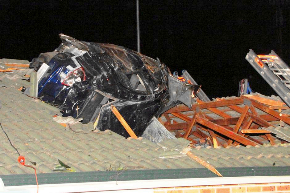 澳洲离奇车祸：汽车飞跃几十米凌空砸烂屋顶 澳大利亚悉尼市郊区于2009年10月19日发生一起离奇的交通事故，一辆疾驶中的汽车突然失控，在飞跃了几十米后砸烂了一处平房的屋顶，尚在睡梦中的阿诺德夫妇突然被一声巨响惊醒，他们感到自己家的平房似乎在震动，于是立即抱着仅有3个月大的女儿冲出了室外。他们被眼前的一幕惊呆了：一辆汽车砸烂了他们家的屋顶，而且一半车身已经陷了进去。如果汽车掉进他们家卧室的话，后果将不堪设想。
