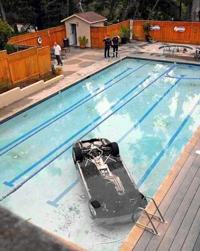美国加州女司机将车开入游泳池 2009年5月，美国加利福尼亚州一女司机在停车时将车倒入一个距路面15英寸高的私家游泳池，幸好无人员受伤。