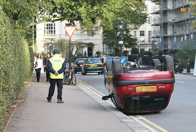 英国最不可思议停车：车底朝天车身完好无损 在英国伦敦，每天都有数以百计的违章停车者给交警制造麻烦。2010年10月，交警们却遇到了一种不可思议的停车方式：把车翻过来底朝天扔在路边，车周身均完好无损。理论上讲，这辆车因为压线应属于“违章停车”，可是交警想破了头也没想到如何能将它拖走，只能眼睁睁地看着它成为路人围观的“景点”。