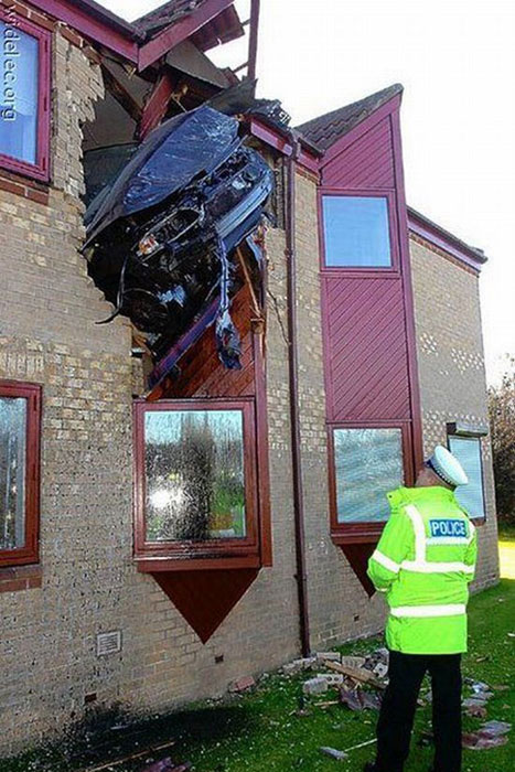 英国离奇车祸肇事车飞上二楼 英国彼得伯勒市于2007年12月发生了一起罕见车祸，一辆沃尔沃轿车因车速过快，在撞上一棵大树后失去控制，竟然一头扎进了路旁一栋房屋的二楼大厅。据报道，肇事车主名叫约翰·戈登，是彼得伯勒人。由于整个车身几乎全部陷入房内，消防人员只好从里面将车拆开，救出戈登，将他送往附近医院，但戈登因伤重很快去世。