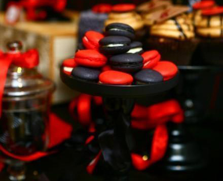 万圣节的红色甜品桌