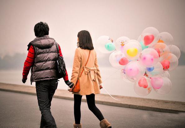  浙江杭州 情人节，杭州雪花纷飞，一对情侣手拿着爱心气球冒风雪在断桥上漫步。手相牵，心相连，爱心相随，多么浪漫!