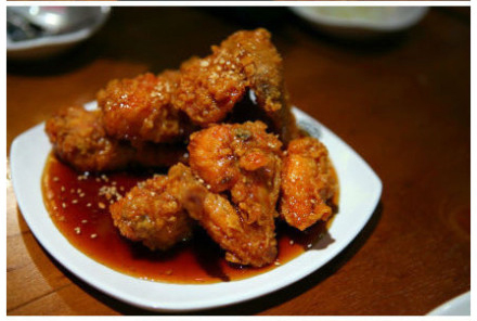 韩国的疯狂炸鸡你听过吗?炸鸡是韩国文化中不可缺少的，韩国人喜欢吃炸鸡和啤酒，那么韩国人喜欢的炸鸡是怎么样呢?亲亲宝贝小编给你搜集。