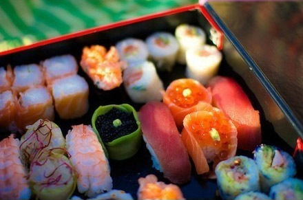 如今，有越来越多的寿司店开业，每个寿司店都可谓坐满了顾客。寿司，这种日本的代表食物，渐渐地走进了中国人吃饭的选择之中去。寿司的魅力，你也已经领略到了吗?